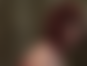 Une maîtresse en latex rouge et féroce avec une cravache.