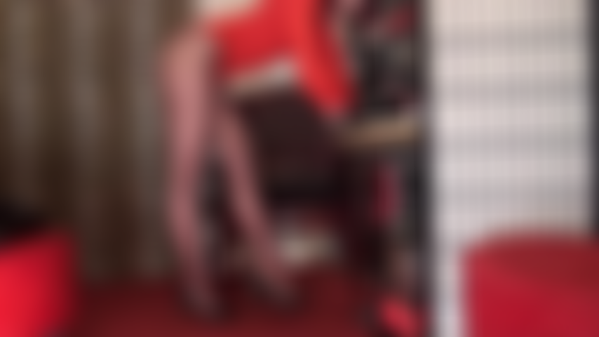 Changement de collants et changement de chaussures - d'une paire de collants marron foncé et d'escarpins en cuir noir, regardez maîtresse vivian se changer en collants bronzés avec des escarpins blancs et nude.