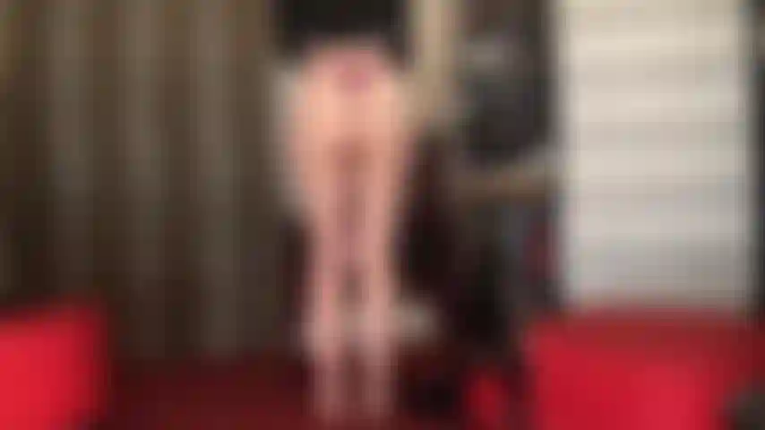 Des jambes et fesses nues aux collants résille, vous adorez regarder maîtresse vivian enfiler différentes paires de collants ou de bas. Des collants résille à coutures sont associés à des bottes courtes et une culotte bikini en satin noir. Sexy !