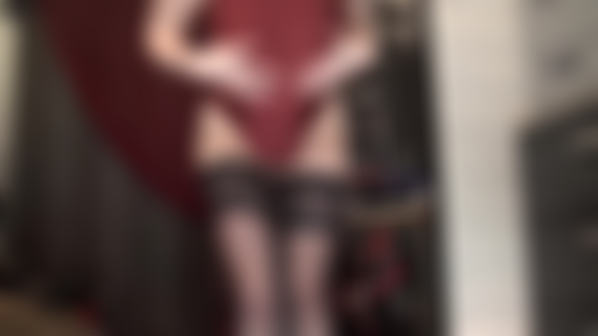 Je vénère mon corps en body lycra bordeaux et bas noirs - les courbes de cette tenue sont presque trop fortes pour que vous puissiez les supporter.