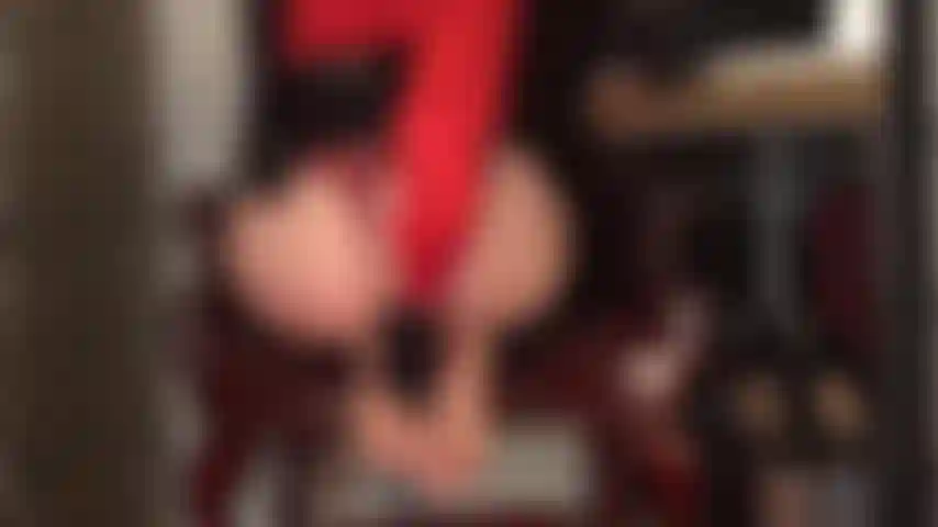 Une allumeuse par derrière en collants nude très transparents. Avec son cul en collants sur ton visage, imagine-toi glisser ta bite entre ces semelles en nylon incroyablement douces.