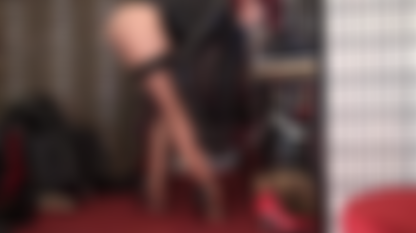 Sandales à lanières et bas beiges – les bas te rendent tellement fou que tu veux frotter ta bite sur mes bas brillants et baiser le haut des bas. Maîtresse caresse ta main avec des mains gantées et des talons.