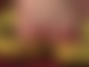 Pieds nus, chaussée d'escarpins jaunes à bout ouvert. Approche-toi si près des orteils sexy de ta maîtresse que tu pourras les goûter.