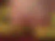 Pieds nus, chaussée d'escarpins jaunes à bout ouvert. Approche-toi si près des orteils sexy de ta maîtresse que tu pourras les goûter.