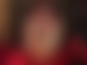 Pieds nus, caressant un gode ceinture blanc. Maîtresse vivian exhibe ses pieds nus parfaits, ses arches hautes et sexy, ses jolis orteils et ses semelles douces tout en branlant sa grosse bite blanche.