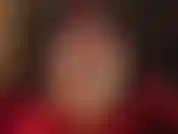 Pieds nus, caressant un gode ceinture blanc. Maîtresse vivian exhibe ses pieds nus parfaits, ses arches hautes et sexy, ses jolis orteils et ses semelles douces tout en branlant sa grosse bite blanche.