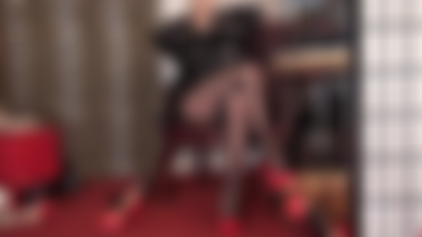 Masque en collant beige, pieds en nylon relevés et mains gantées de la maîtresse partout sur ta bite.