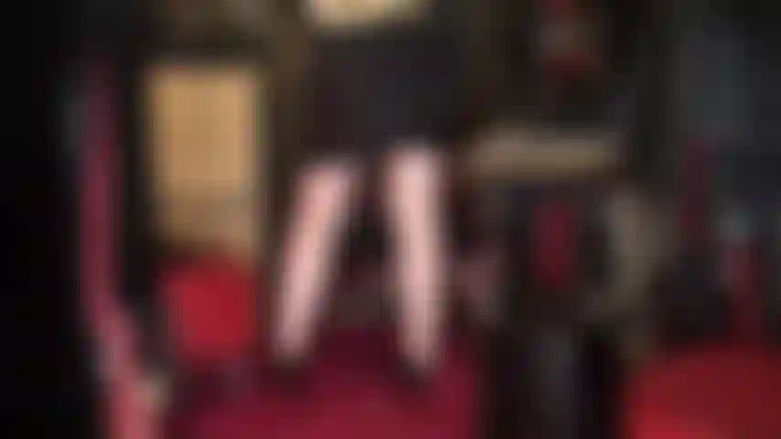 Montrant mes jambes nues blanches laiteuses avec une chemise courte et des escarpins vernis à semelles rouges.