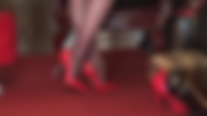 Fanatique des talons hauts - votre déesse des talons hauts pose dans plusieurs paires de talons hauts fétichistes.