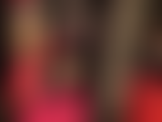 Un pantalon en cuir taquine avec 3 paires d'escarpins à talons hauts différents.