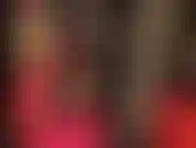 Un pantalon en cuir taquine avec 3 paires d'escarpins à talons hauts différents.