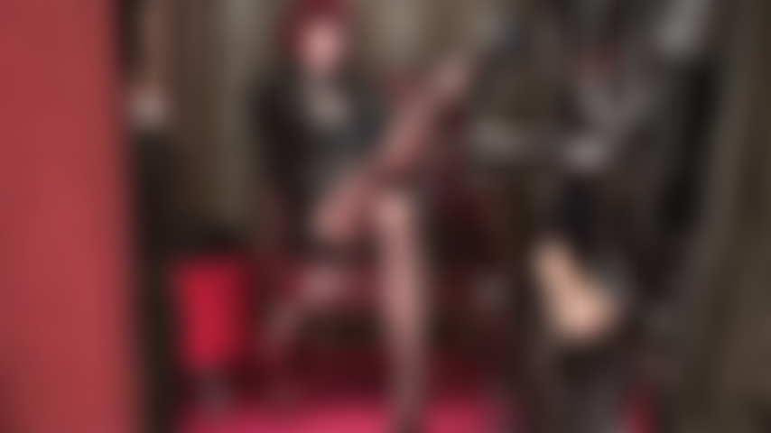 Cul divin, jambes et pieds en collants noirs chauds.