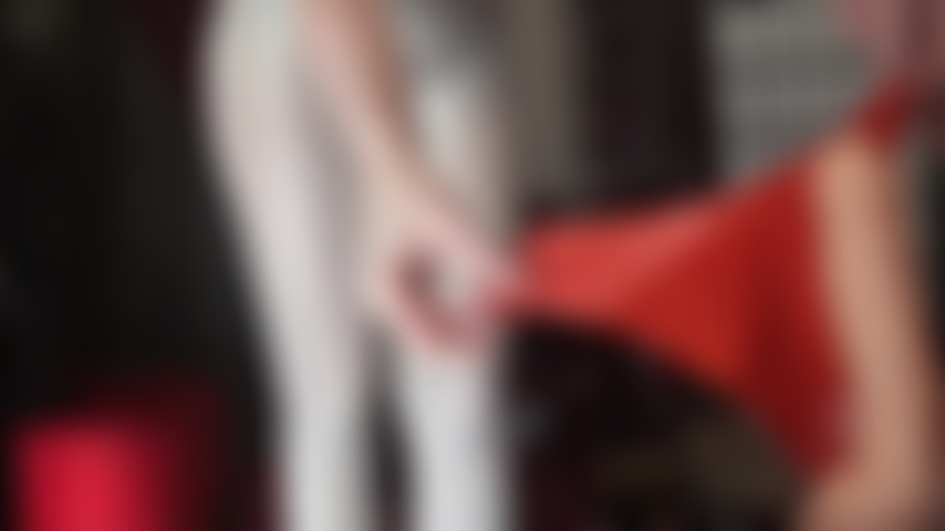 En latex et avec un gode gicleur. Ma maîtresse, habillée en latex rouge, a le contrôle total de ta bite et la trait deux fois. Peux-tu suivre ?