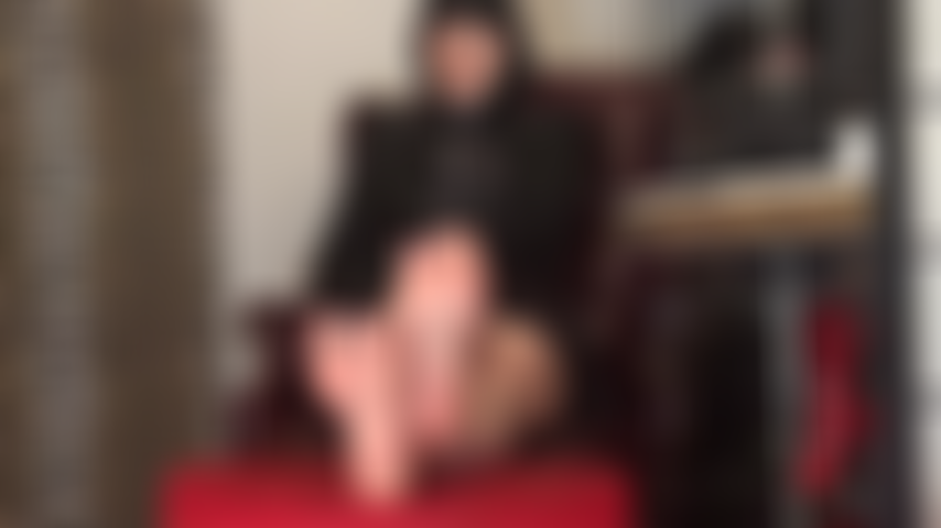 Fétichiste des pieds - pieds nus qui bougent magnifiquement, arches hautes, orteils écartés.