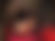 Des jambes, des hanches et des fesses incroyables dans des collants nude brillants. Si brillante, si parfaite qu'une maîtresse accroupie sur ton visage.