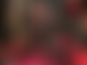 Une jupe sexy et moulante en cuir, des collants noirs et des bas en dentelle superposés avec des bottes en cuir hautes.