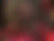 Une jupe sexy et moulante en cuir, des collants noirs et des bas en dentelle superposés avec des bottes en cuir hautes.