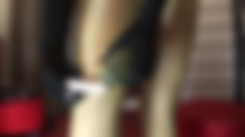 Ta petite bite est tellement excitée quand ta maîtresse porte sa plus grosse bite en caoutchouc entre des couches de collants. Que dirais-tu de deux de ses bites noires géantes ? Trois ? Toi, ma pute, tu ne peux tout simplement pas te passer de bites épaisses et charnues.