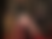 Une déesse du latex adorant - une tenue courte et sexy en latex, un culte du cul, des bas en dentelle, des gants en caoutchouc et un gode ceinture stryker.