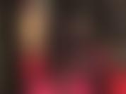 Adoration du corps en corset en cuir, gants, leggings noirs mats, collants et sandales à lanières.