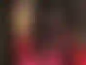 Adoration du corps en corset en cuir, gants, leggings noirs mats, collants et sandales à lanières.