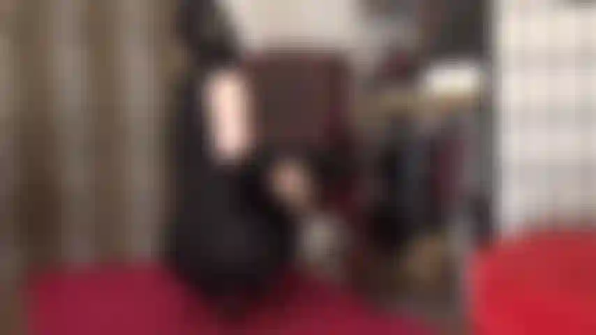 Collant gris brillant, escarpins à semelles rouges et tenue en lycra avec capuche.