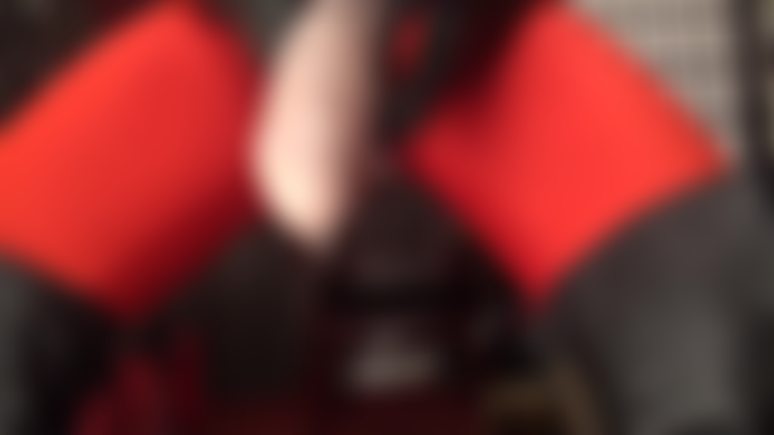 Gros gode ceinture, cuir noir, collants rouges et adoration des muscles du cul - en serrant ces petits pains, la maîtresse a ta bite qui coule pour son cul et sa viande de bite épaisse.