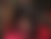 Partie 1/2... Collants brillants, bas, couches, fétichisme des pieds, jambes, adoration du cul - plus les nylons sont brillants, mieux c'est, la maîtresse superpose plusieurs paires de bas et de collants, nus, bronzés, blancs.