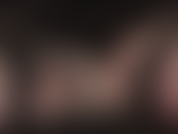 Caressant une de mes bites, un délicieux gode blanc non circoncis, entre mes cuisses portant des bas vintage et des jarretières.