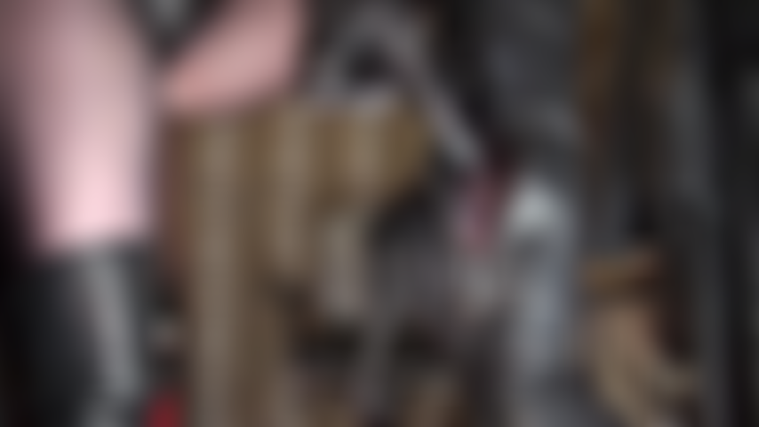 Les pieds parfumés en collants de maîtresse, sortant tout droit d'une paire de bottes en cuir, sont placés directement dans votre visage avec son cul gainé de nylon.