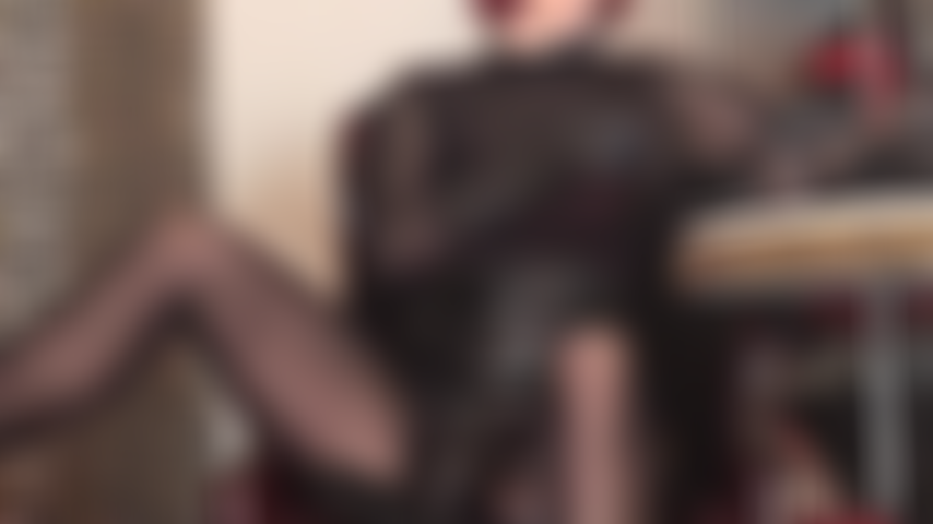 Domination par strapon bbc - piégée et impuissante entre ses cuisses - la maîtresse vous a piégée et impuissante entre ses jambes vêtues de collants noirs brillants, alors que la plus grosse bite attend d'être satisfaite par votre bouche de salope.