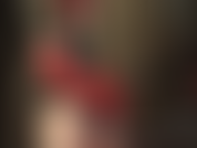 Maîtresse en latex, domination strapon avec une énorme bite noire.