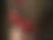 Maîtresse en latex, domination strapon avec une énorme bite noire.