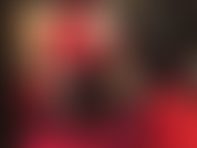 Hanches, fesses, jambes, entrejambe – la dame est accroupie pour taquiner avec des collants brillants fesses et entrejambe. N'aimeriez-vous pas avoir votre visage juste en dessous...?