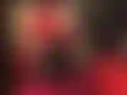 Hanches, fesses, jambes, entrejambe – la dame est accroupie pour taquiner avec des collants brillants fesses et entrejambe. N'aimeriez-vous pas avoir votre visage juste en dessous...?