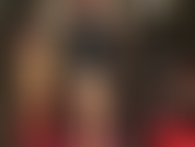 Des couches de collants brillants et brillants, une jupe courte en latex sexy, un culte du cul, des talons hauts, une branlette avec des gants en caoutchouc.