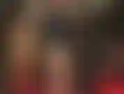 Des couches de collants brillants et brillants, une jupe courte en latex sexy, un culte du cul, des talons hauts, une branlette avec des gants en caoutchouc.