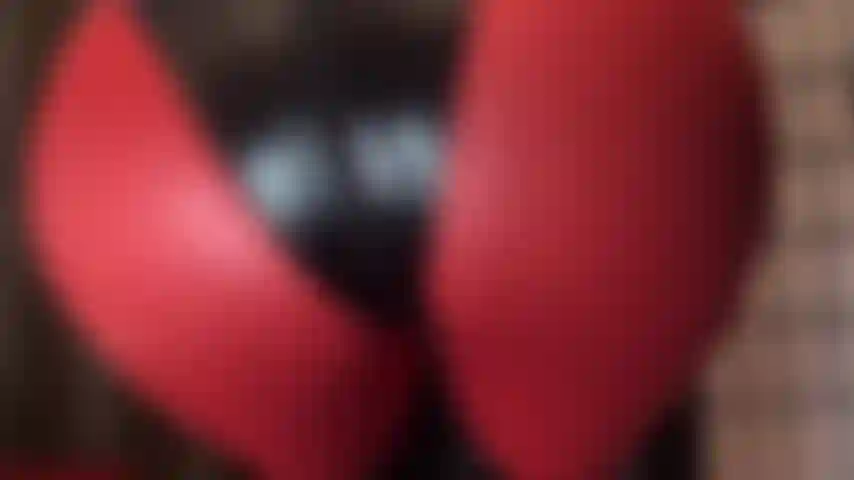 J'adore mon cul dans cette incroyable tenue fétichiste composée de leggings en spandex rouge et d'un body en pvc.