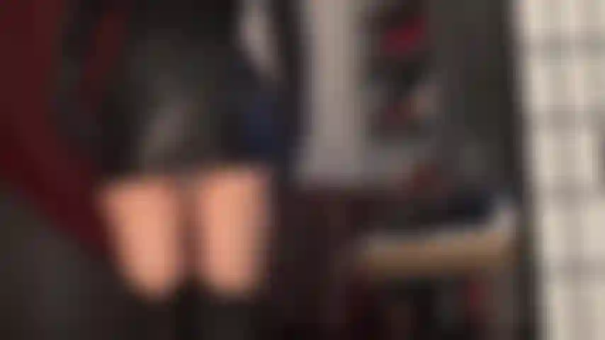 Je me branle pour mon cul gainé de cuir dans une mini-jupe en cuir noir moulante. Je goûte la salive de mes fesses en cuir et de ma bouche. Je peux à peine me contenir devant les vues sous la jupe, ma maîtresse t'accorde un regard sur ses fesses en collants pour t'achever.