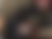 Baisée lentement par ma maîtresse vivian dans un manteau en vinyle noir brillant et des bottes. - Sens mon corps pressé contre le tien, mon gode-ceinture remplissant ton cul pendant que je tends la main pour traire ta bite.