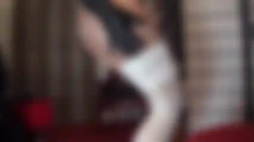 Je baise avec un strapon dans de beaux bas en dentelle blanche brillante sur des couches de collants beiges brillants et des talons rouges sexy.