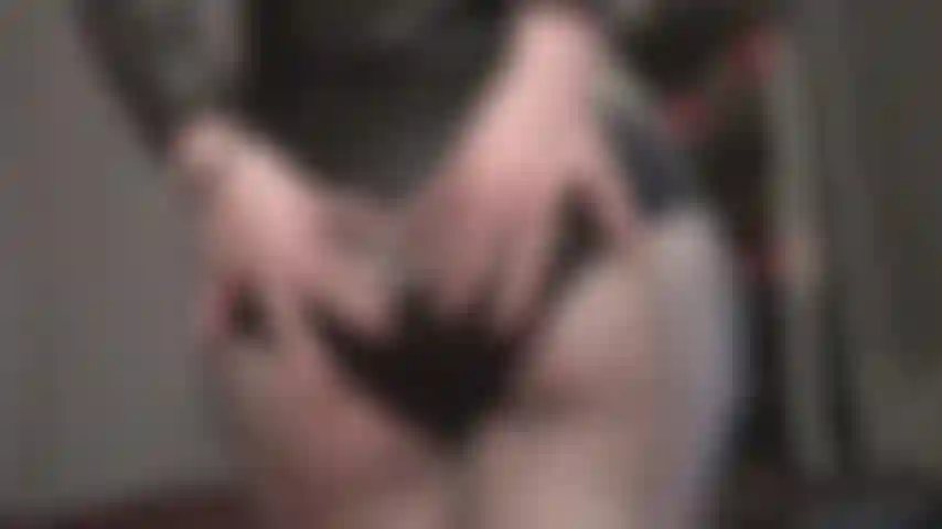 Les collants résille et les shorts chauds mettent vraiment en valeur le cul incroyable de la maîtresse vivian.