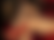 Maîtresse vivian frotte un gode blanc partout et le piège entre sa longue jambe incroyable dans cette belle paire de bas gris à coutures fausses, de collants à motifs, de gants en satin et de talons aiguilles.