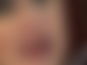 Lèvres rouges à lèvres, fétichisme de la langue, léchage de talons... Ooooh, la langue de la maîtresse taquine le long des talons aiguilles en métal rouge !