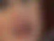 Lèvres rouges à lèvres, fétichisme de la langue, léchage de talons... Ooooh, la langue de la maîtresse taquine le long des talons aiguilles en métal rouge !