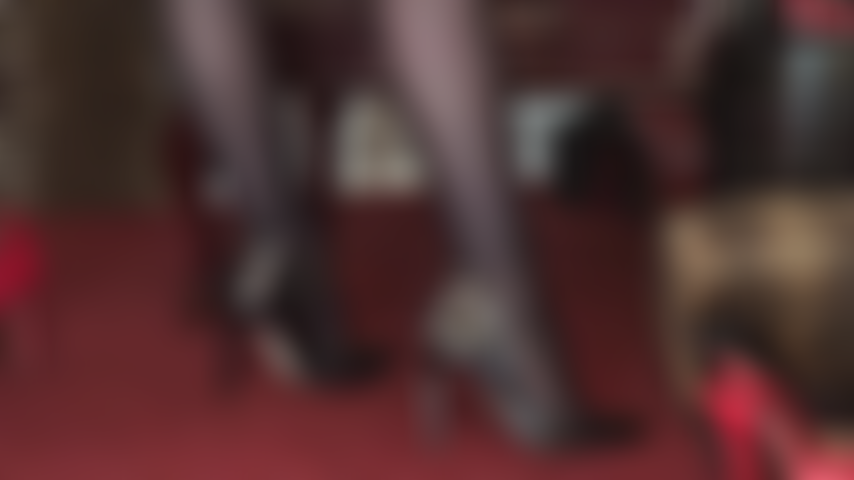 Cuir noir, dos haut, laçage corset et talon aiguille fin - quelle chance vous avez de pouvoir adorer cette fabuleuse paire de talons hauts aux pieds de votre maîtresse.