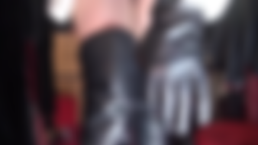 Fétichiste de la fourrure blanche et du cuir noir.