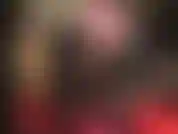 Maîtresse exige l'adoration de son cul incroyable, de ses jambes et de ses pieds dans une jupe et des bas en latex noir brillant et accorde une vue sous la jupe sur une culotte en caoutchouc.