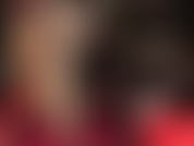 Séance de couches de nylon brillant - les collants les plus brillants que vous trouverez jamais superposés sur les longues jambes parfaites de votre déesse sur des bas et des bas noirs.