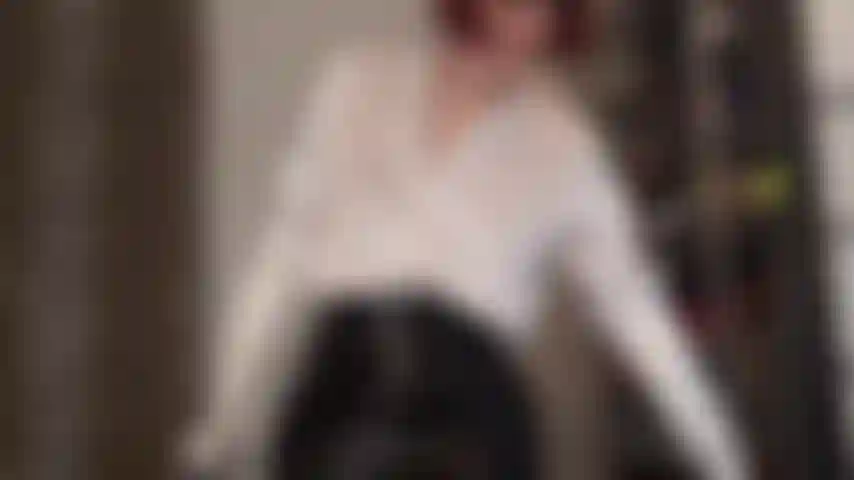 Satin blanc soyeux et pvc noir brillant. Vous adorez les vêtements brillants de votre maîtresse ? Voici un chemisier en satin blanc avec des gants assortis, des collants blancs brillants, de hautes bottes noires et une mini-jupe en pvc. Vos rêves fétichistes deviennent réalité.